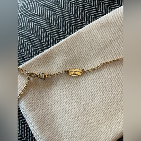 Auth LOUIS VUITTON Essential V Necklace Gold Metal M61083 - Picture 16 of 16